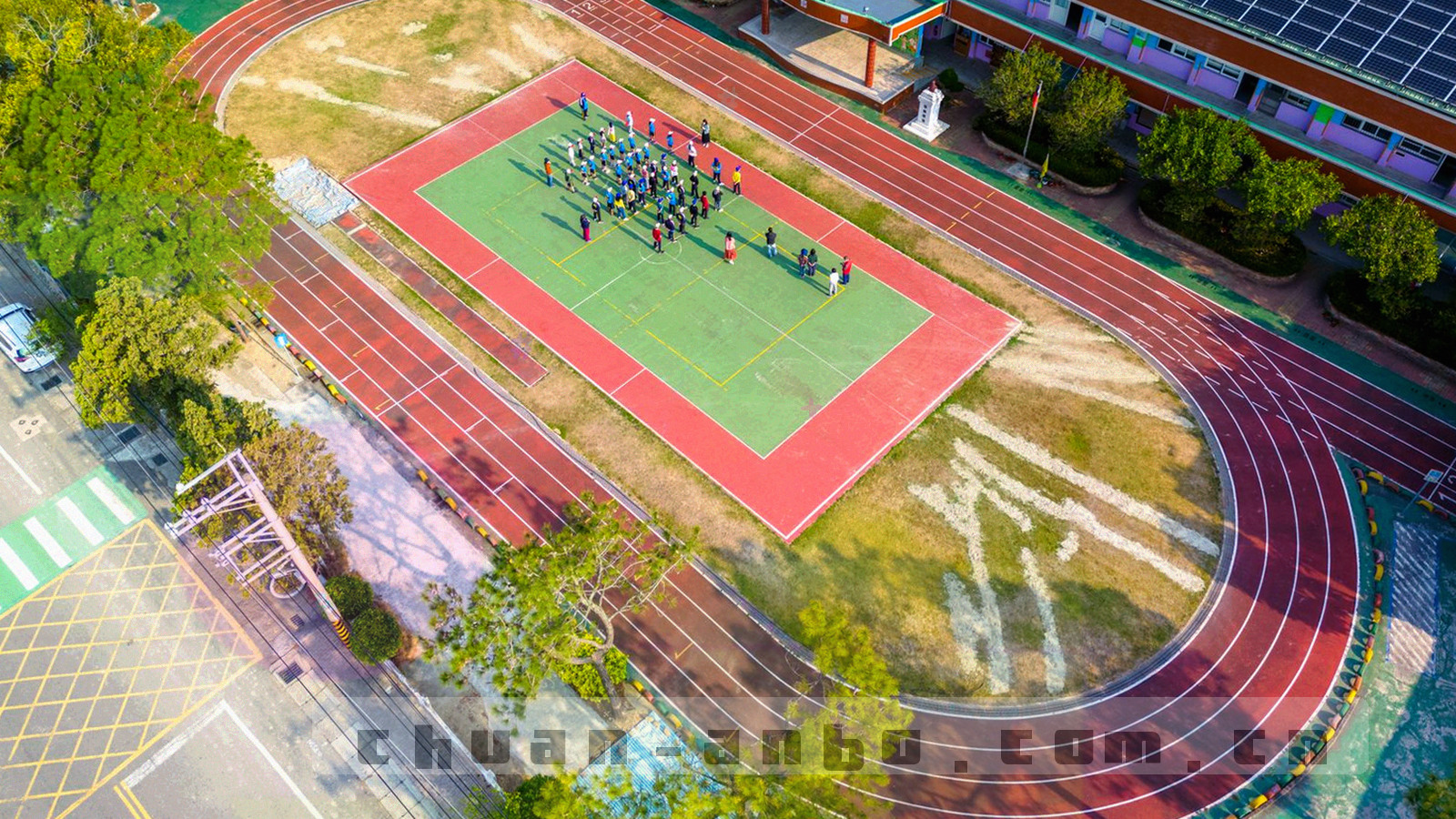 藏地高原与球场交叠的抽象画面